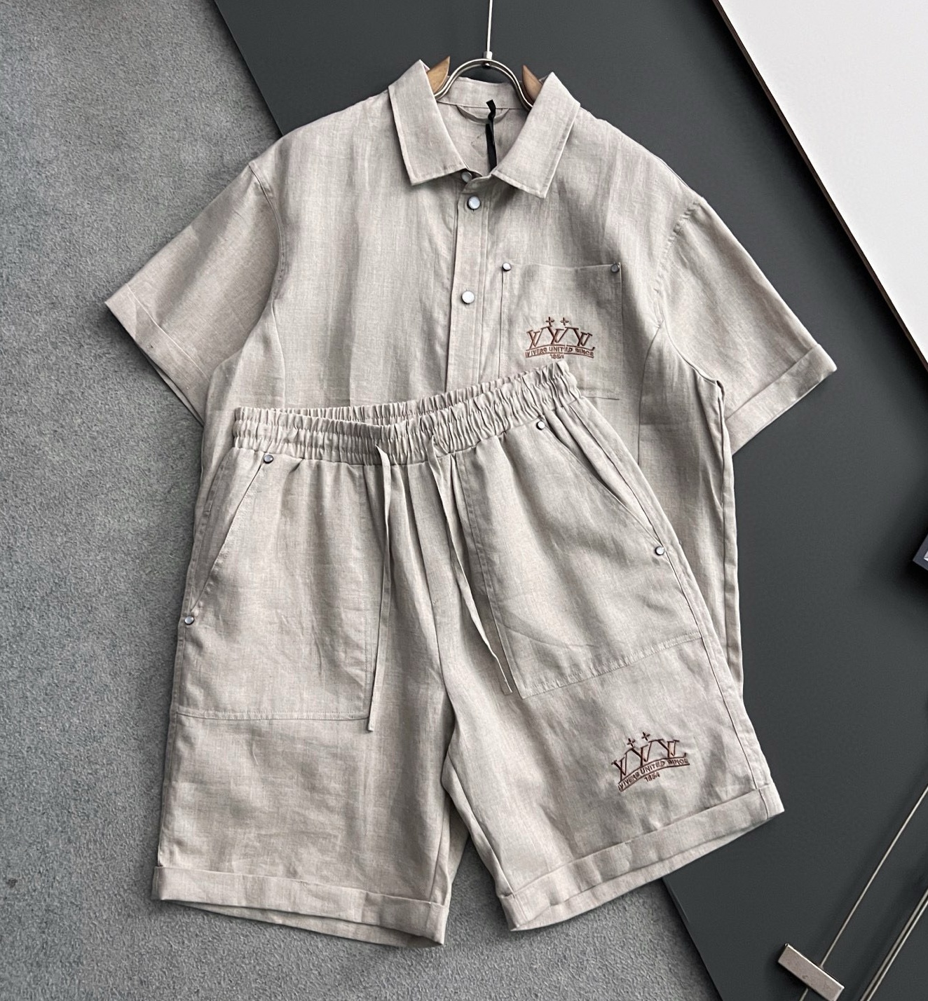 [홍콩명품.LOUIS VUITTON] 루이비통 2025 남성용 린넨 반팔셔츠 세트 LV1854 YB 홍콩명품의류,구매대행,온라인명품