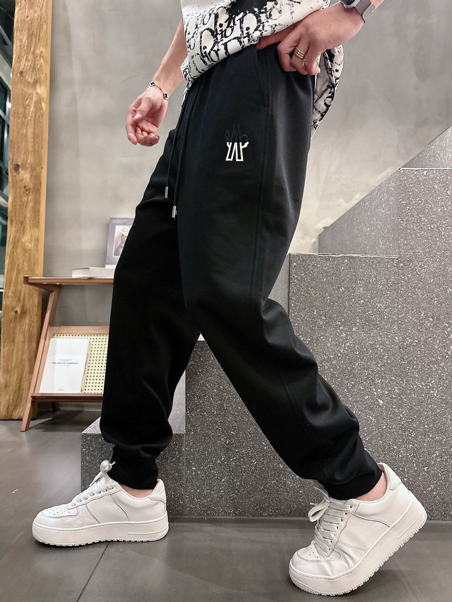 [홍콩명품.MONCLER] 몽클레어 2025 남성용 추리닝바지 MQ1546 PD 홍콩명품의류,구매대행,온라인명품