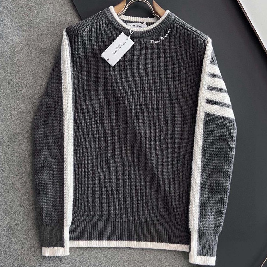 [홍콩명품.THOM BROWNE ] 톰 브라운 2025 남성용 니트 풀오버 TB1361 PD 홍콩명품의류,구매대행,온라인명품