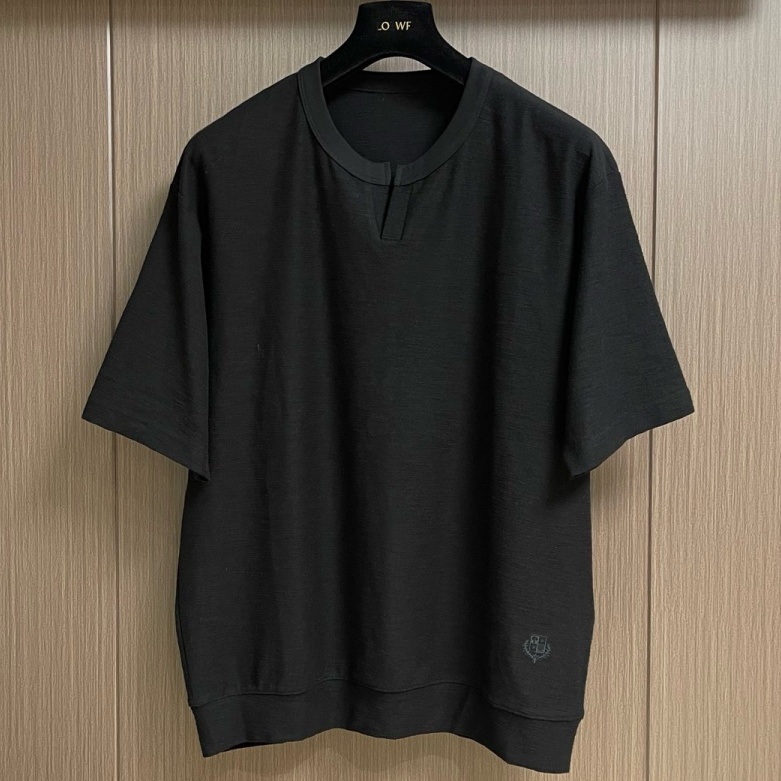 [홍콩명품.BRUNELLO CUCINELLI]브루넬로 쿠치넬리 2026 남성용 니트반팔 BL1649 PD 홍콩명품의류,구매대행,온라인명품
