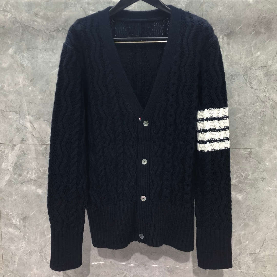 [홍콩명품.THOM BROWNE ] 톰 브라운 2026 남성용 니트가디건 TB1525 PD 홍콩명품의류,구매대행,온라인명품