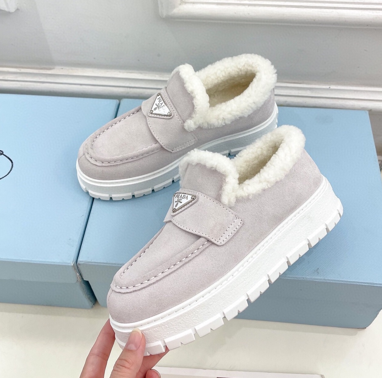 프라다 2024 여성용 스웨이드 로퍼 WA4567 DN