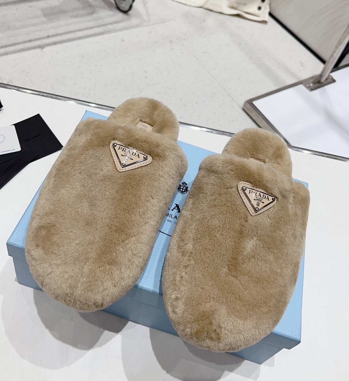 프라다 2024 여성용 울 슬리퍼 WA4593 DN
