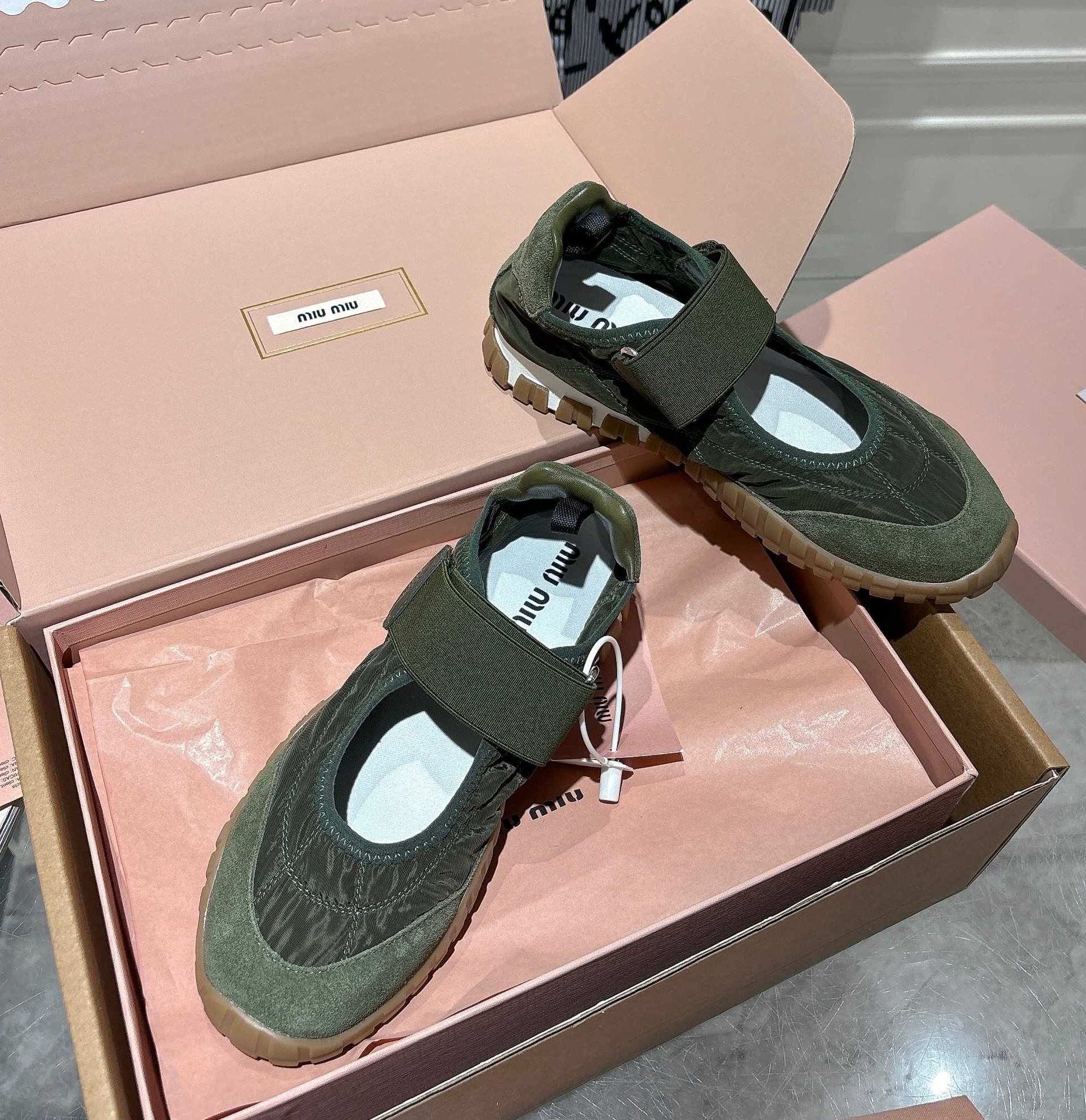 미우미우 2025 여성 플랫슈즈 WA5426 DN