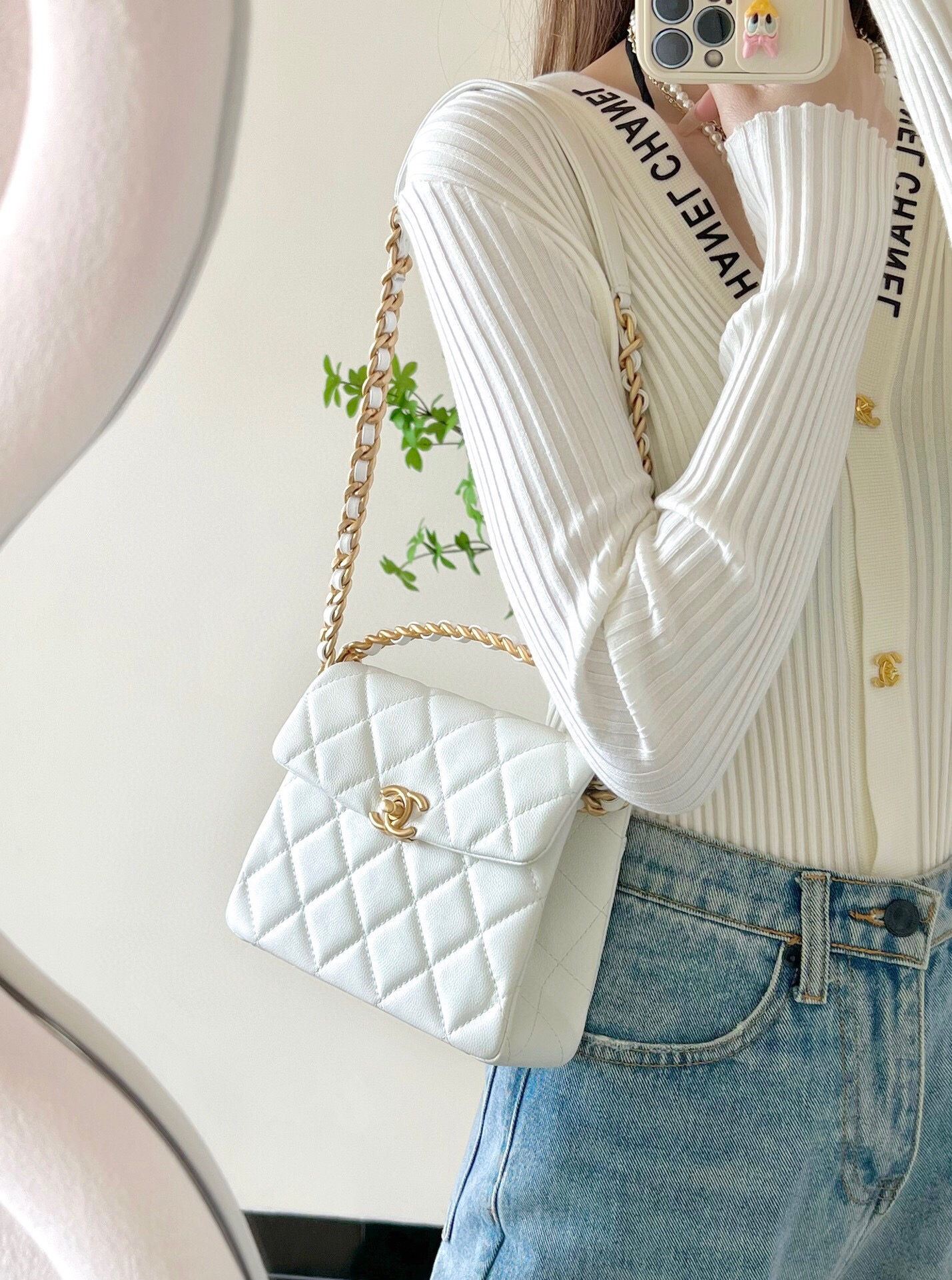 [홍콩명품.CHANEL] 샤넬 핸들 장식의 스몰 플랩백 페이턴트 카프스킨 골드 메탈 화이트 GD