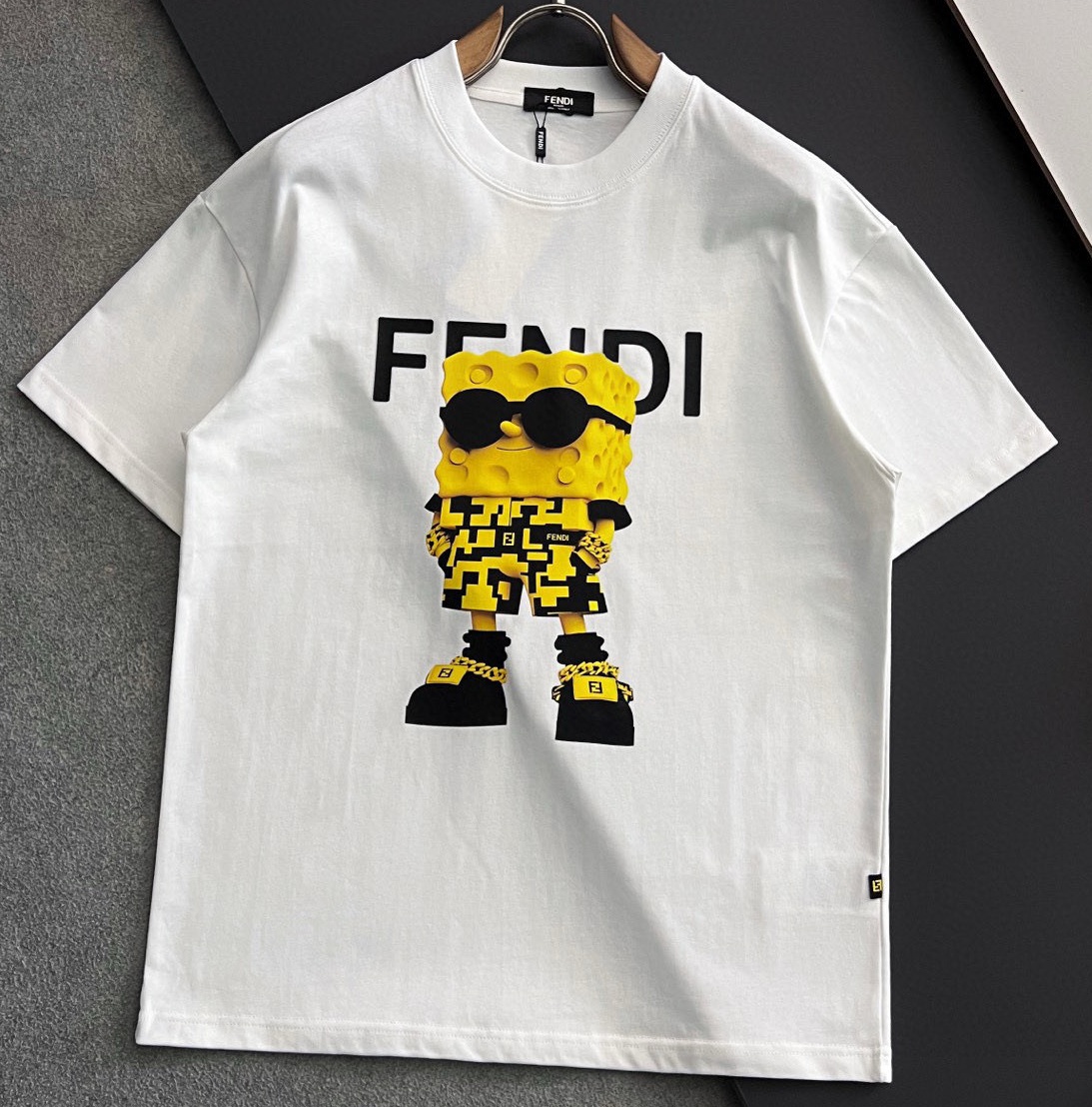 [홍콩명품,FENDI] 펜디2025 남성용  반팔티  FD546 YB 홍콩명품의류,구매대행,온라인명품