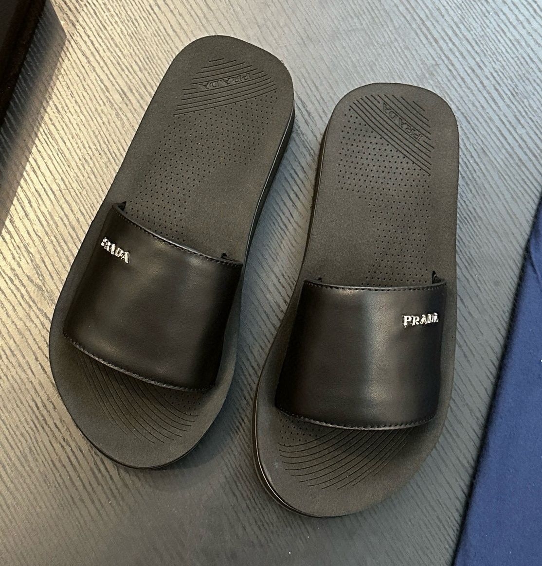 [홍콩명품.PRADA] 프라다 2025 남성용 슬리퍼 PD559 SH-E 홍콩명품의류,구매대행,온라인명품
