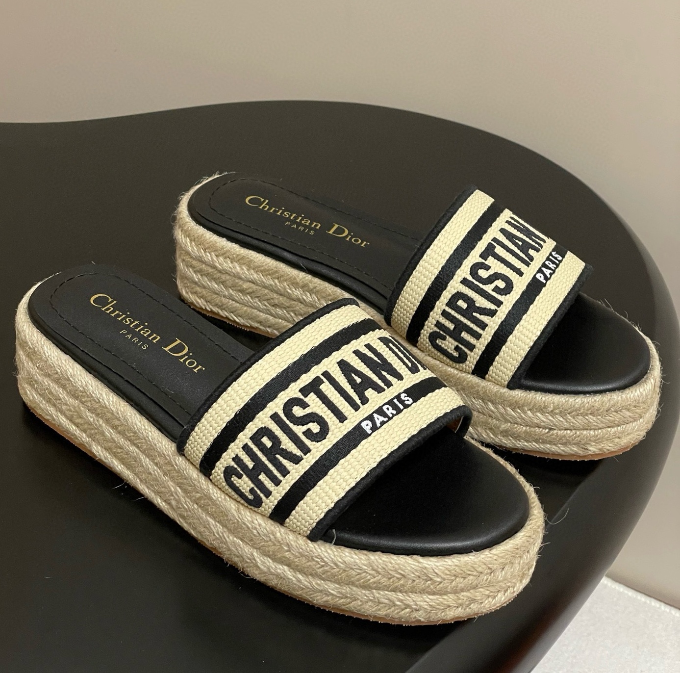 [홍콩명품.Christian Dior ] 크리스챤 디올 2025 여성용 슬리퍼 WA5716 JS-A 홍콩명품의류,구매대행,온라인명품