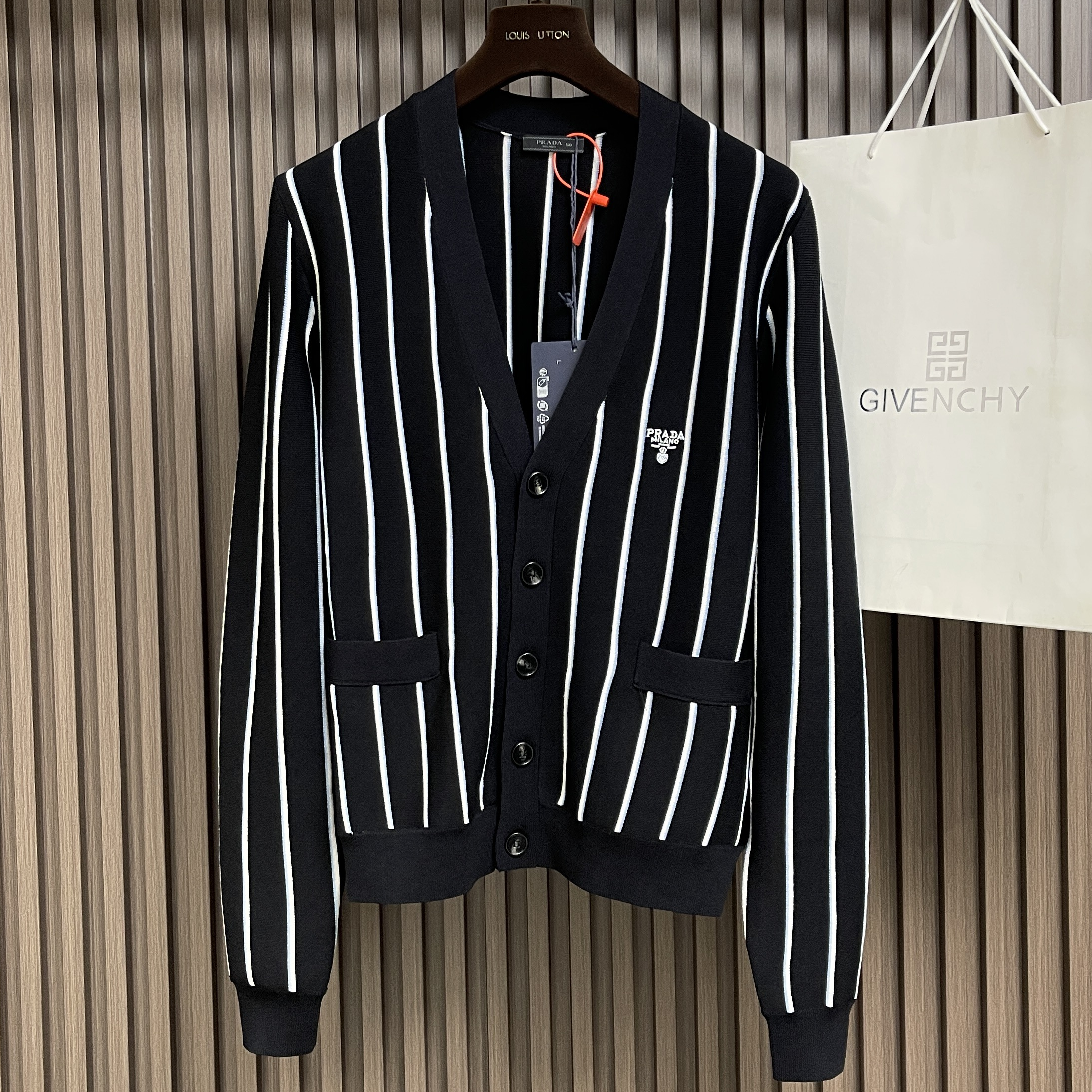 [홍콩명품.PRADA] 프라다 2025 남성용 울 가디건 PD1385 PD 홍콩명품의류,구매대행,온라인명품