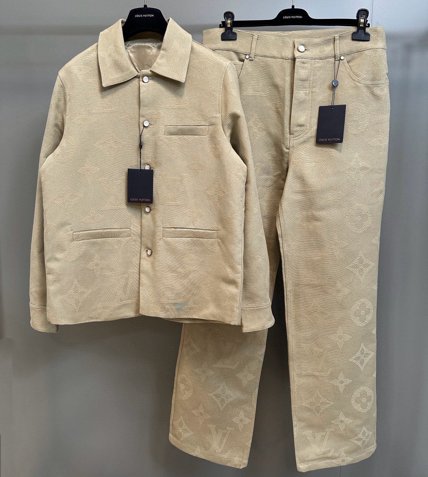 홍콩명품.LOUIS VUITTON] 루이비통 2025 남성용 자켓세트 LV2021 HD 홍콩명품의류,구매대행,온라인명품