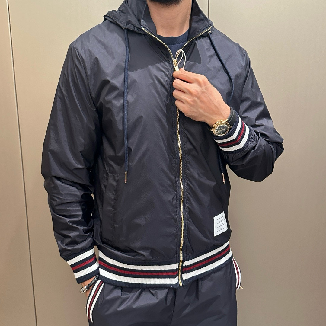 [홍콩명품.THOM BROWNE ] 톰 브라운 2025 남성용 바람막이 자켓 TB1257 HD 홍콩명품의류,구매대행,온라인명품