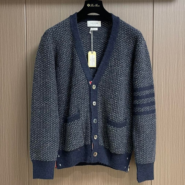 [홍콩명품.THOM BROWNE ] 톰 브라운 2025 남성용 울 가디건 TB1281 HD 홍콩명품의류,구매대행,온라인명품