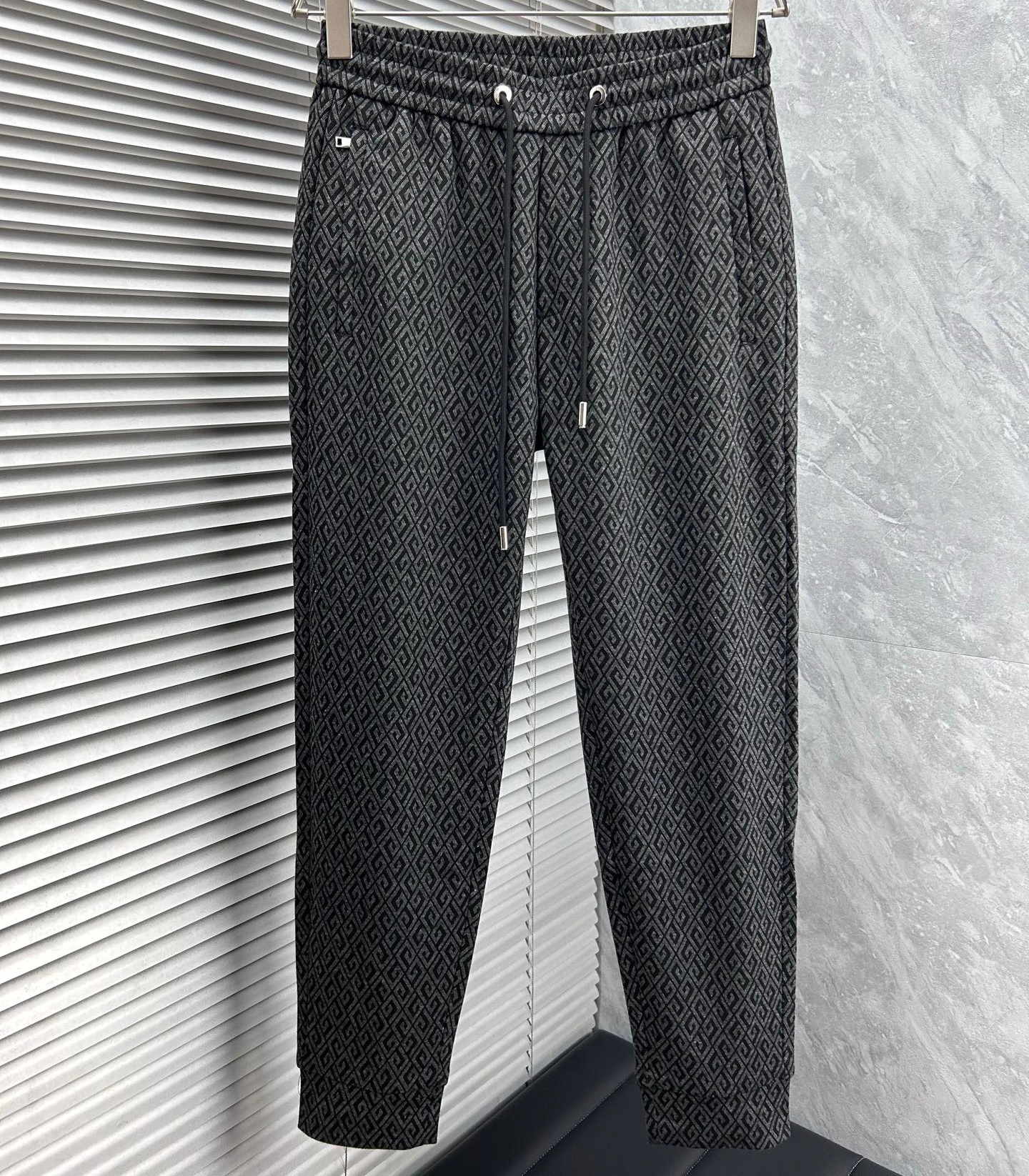 [홍콩명품.GIVENCHY] 지방시 2025 남성용 추리닝바지 GV239 YB 홍콩명품의류,구매대행,온라인명품