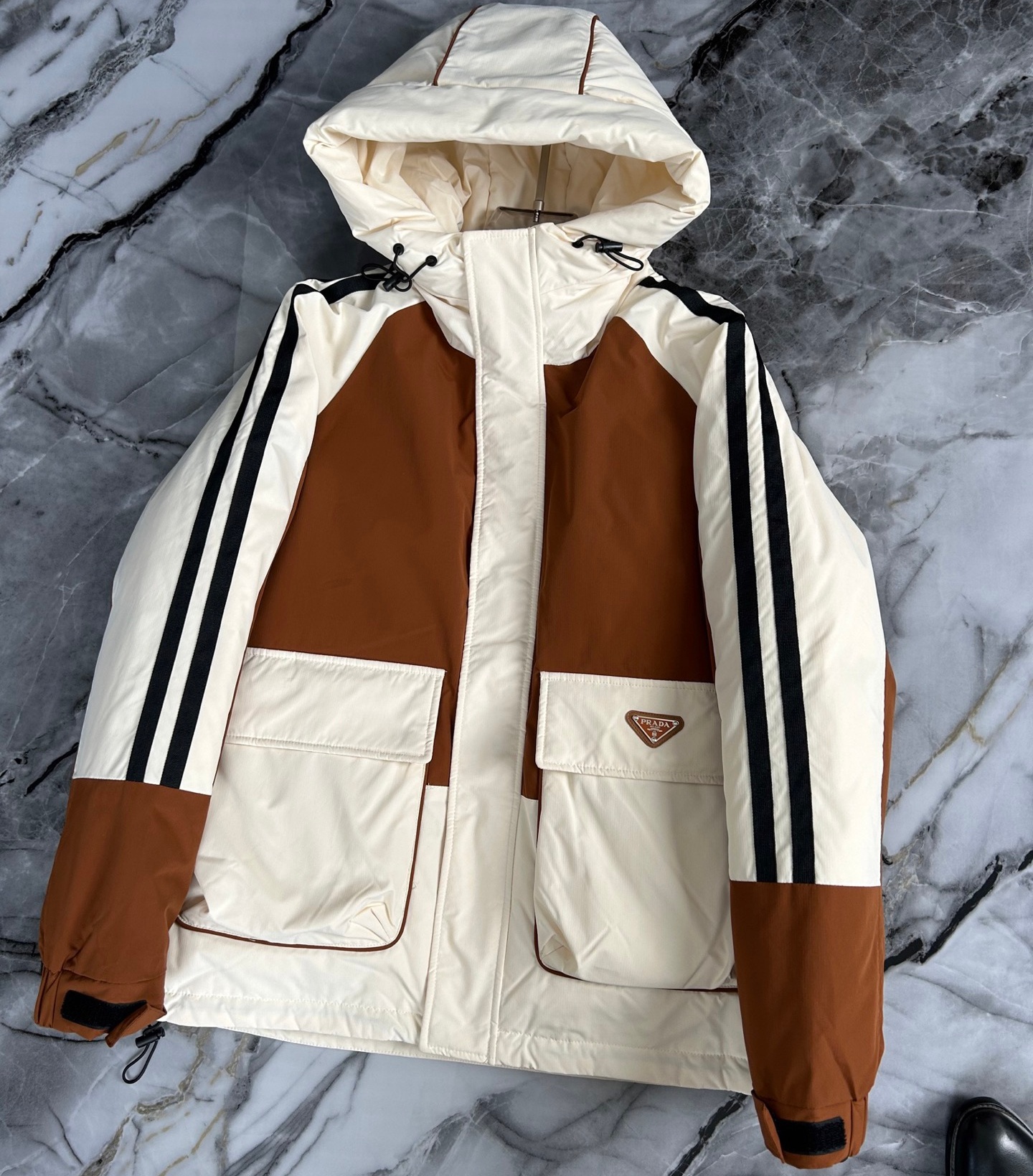 [홍콩명품.PRADA] 프라다 2025 남성용 덕다운 패딩 PD1588 PD 홍콩명품의류,구매대행,온라인명품