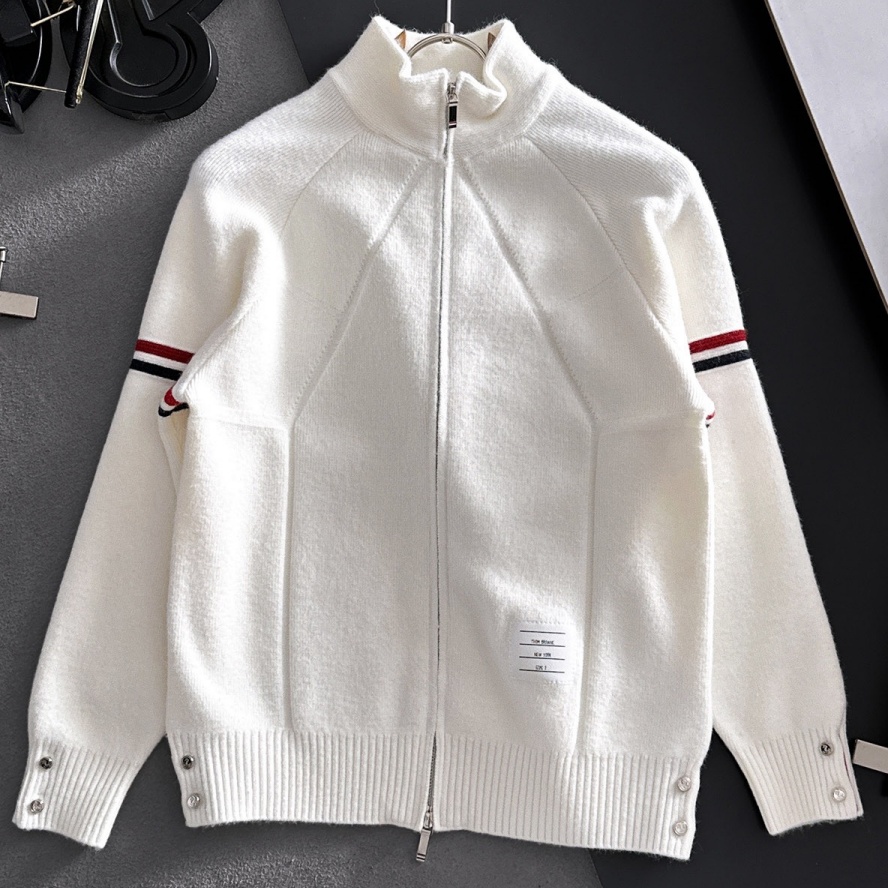 [홍콩명품.THOM BROWNE ] 톰 브라운 2025 남성용 울가디건 TB1350 PD 홍콩명품의류,구매대행,온라인명품