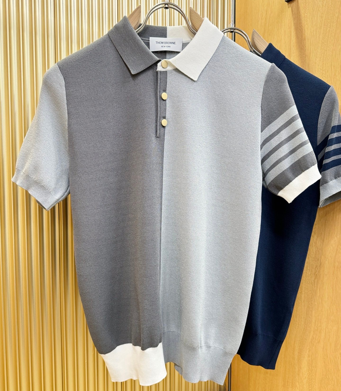 [홍콩명품.THOM BROWNE ] 톰 브라운 2026 남성용 니트반팔 TB1415 PD 홍콩명품의류,구매대행,온라인명품