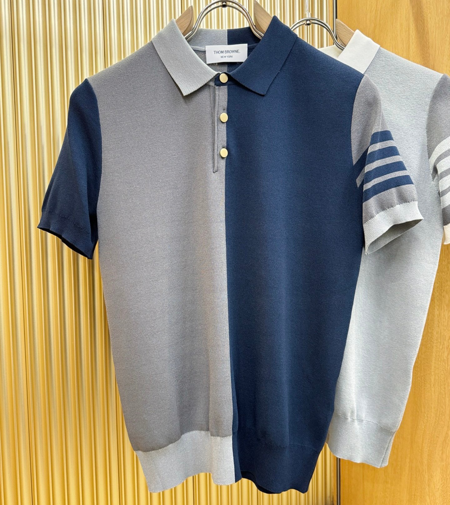 [홍콩명품.THOM BROWNE ] 톰 브라운 2026 남성용 니트반팔 TB1417 PD 홍콩명품의류,구매대행,온라인명품